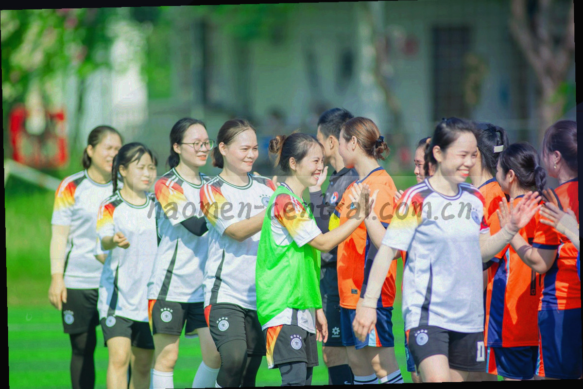 会馆门廊石墙的局部，暖金色侧光扫过粗糙的石材纹理